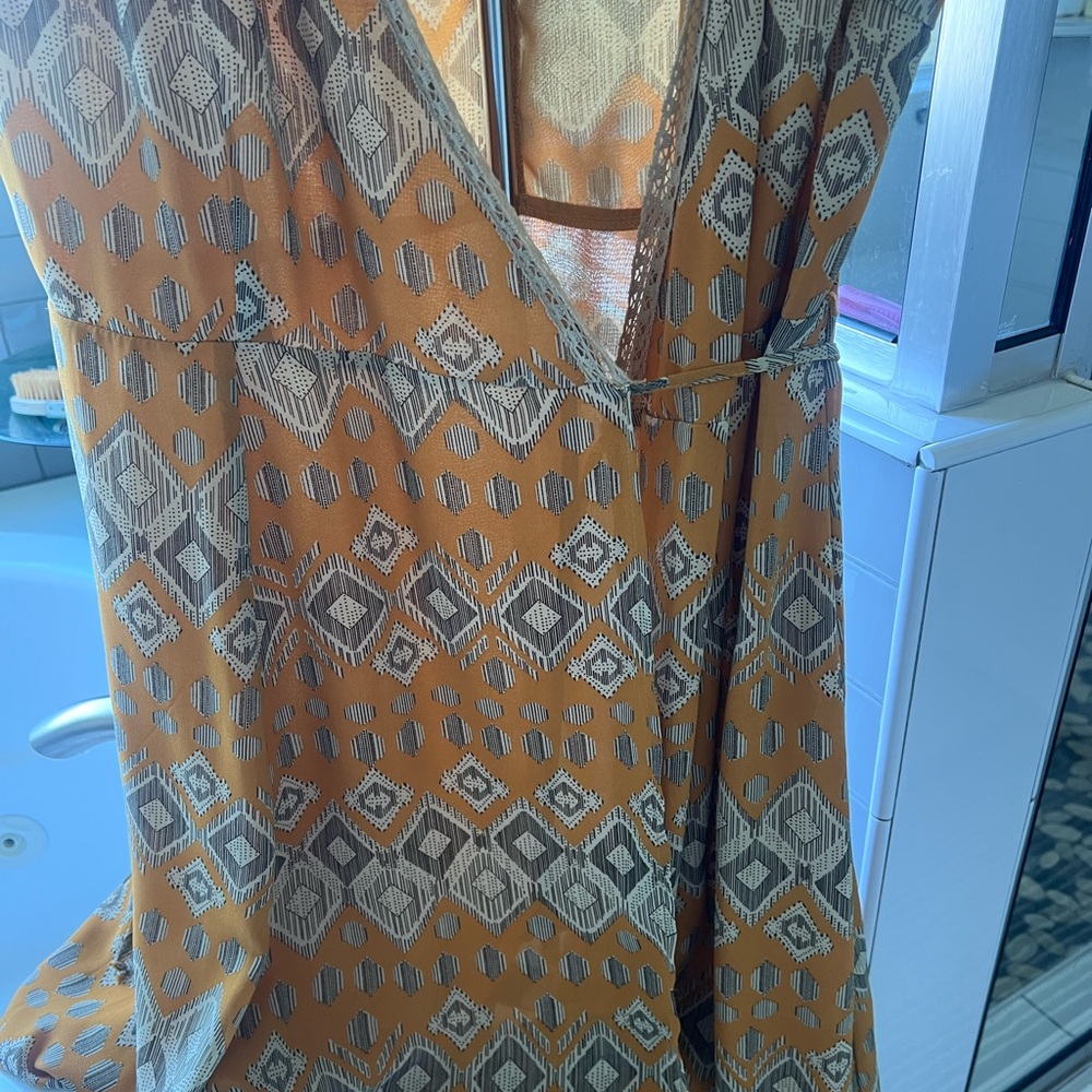 Geometric Patterned V-Neck Top - Picture 3 of 5